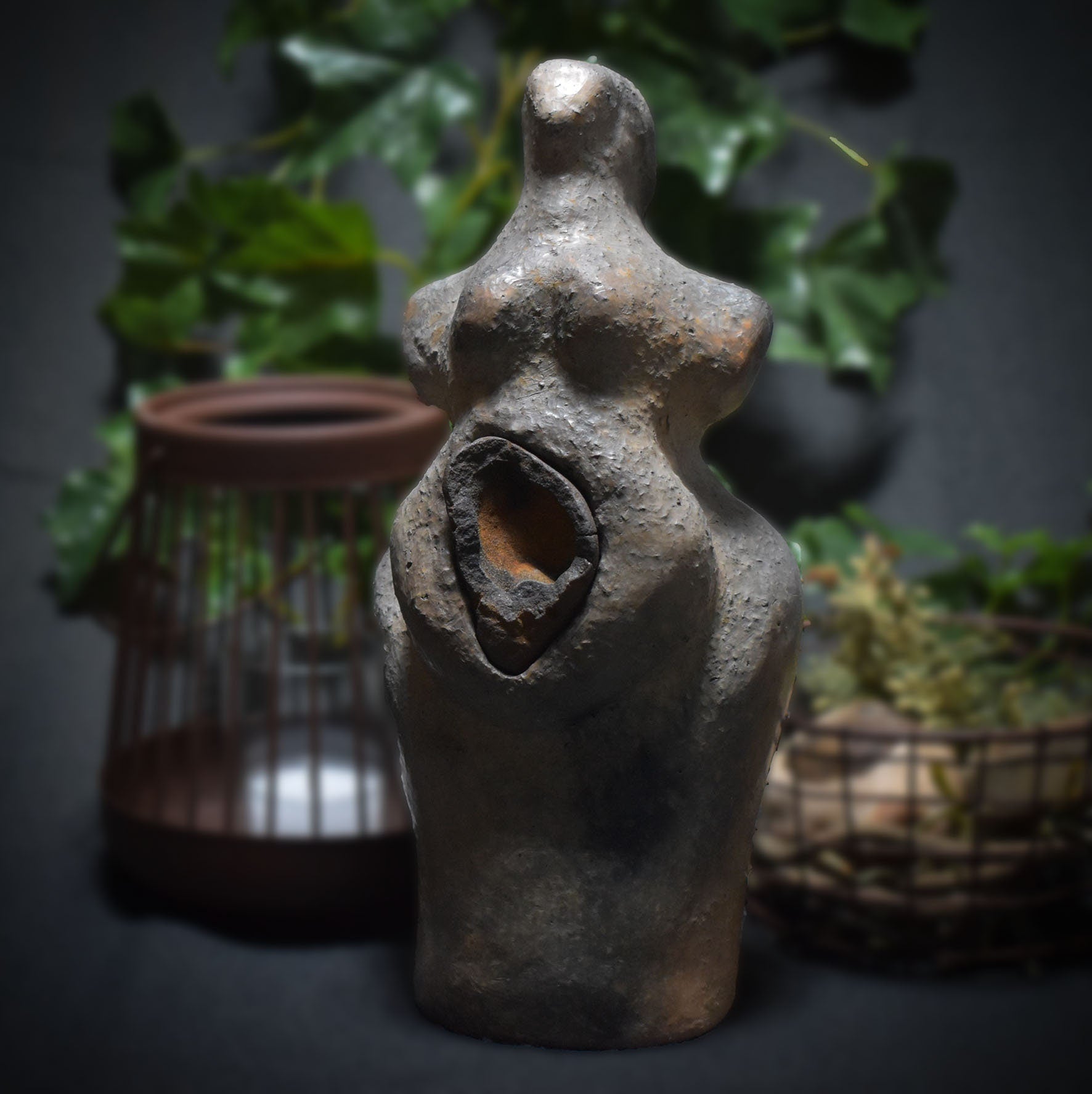 Handgefertigte Goddess Figur aus Naturton - mit Inlay einer Hexenschüssel – Rauchbrand – Ein Tribut an Weiblichkeit und Matriarchat