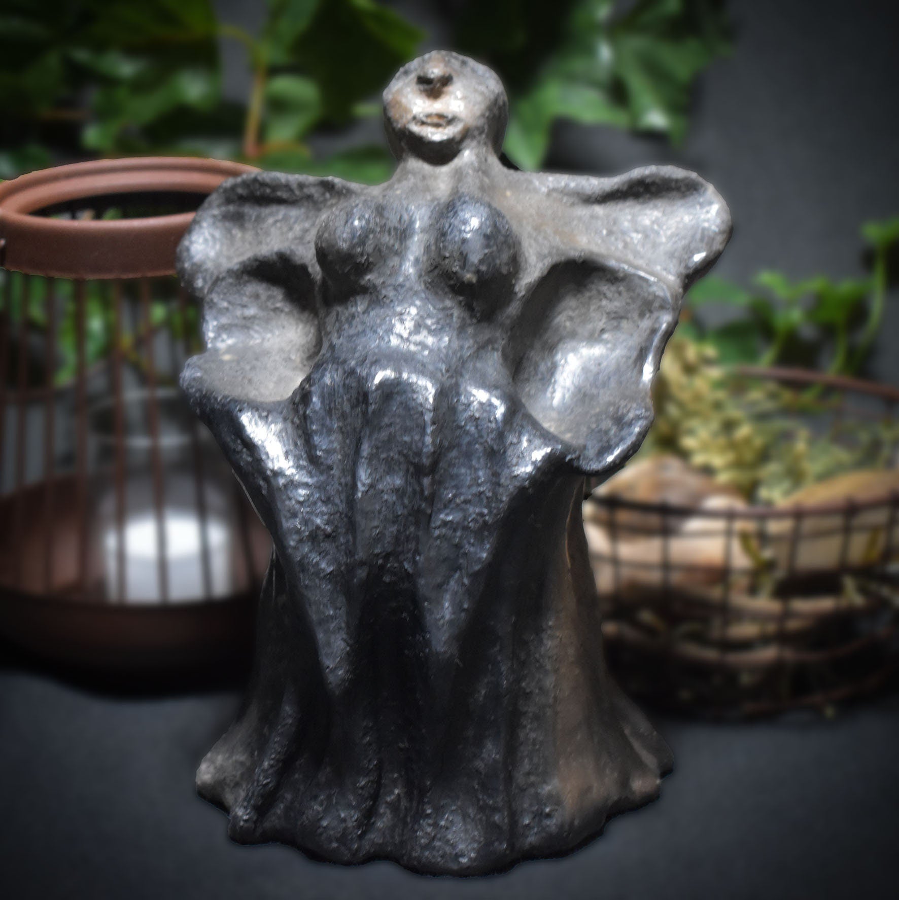 Mystische Dunkler Engel Figur - Rustikale Ton Statue für spirituelle Räume - im Rauchbrandverfahren gefärbt