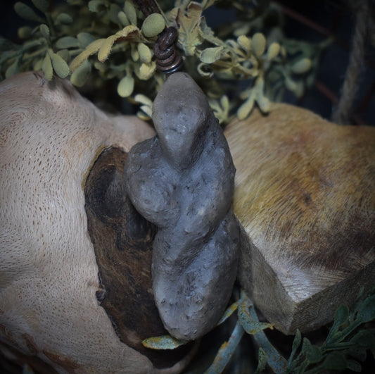 Einzigartiges handgefertigtes Amulett aus Rauchbrand-Ton – Spiritueller Glücksbringer und Fruchtbarkeitsgöttin Anhänger