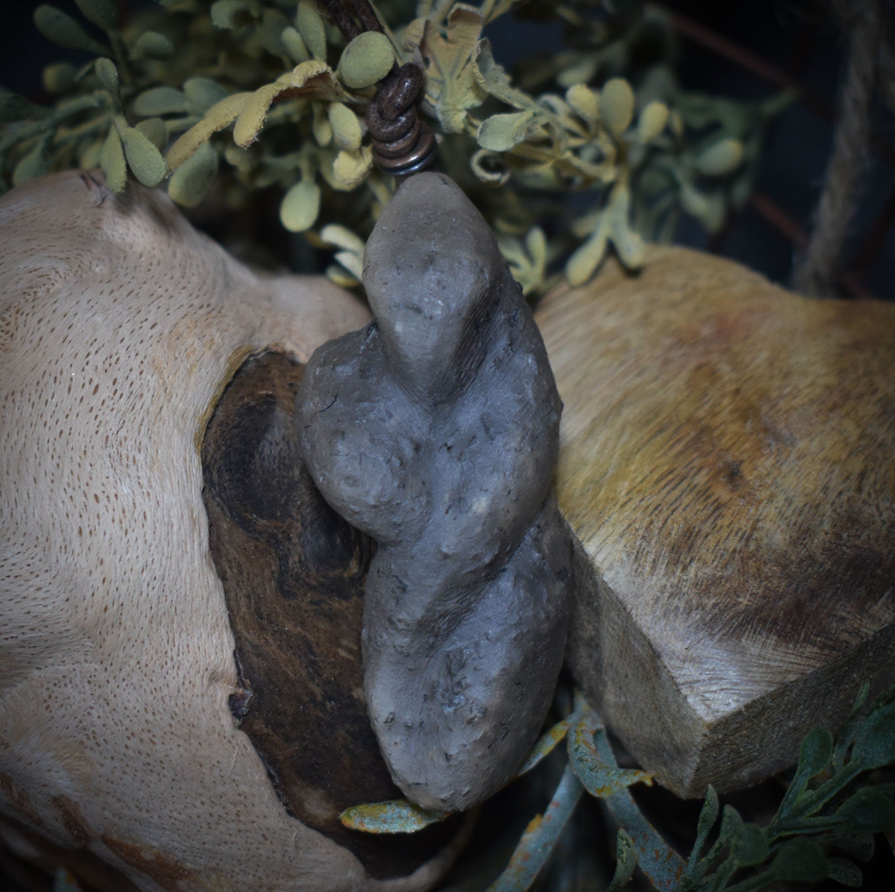 Einzigartiges handgefertigtes Amulett aus Rauchbrand-Ton – Spiritueller Glücksbringer und Fruchtbarkeitsgöttin Anhänger