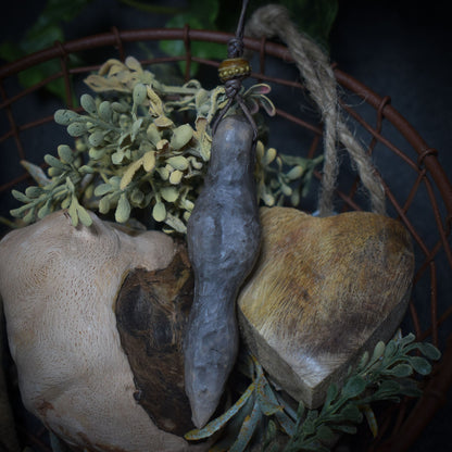 Einzigartiges handgefertigtes Amulett aus Rauchbrand-Ton – Spiritueller Glücksbringer und Fruchtbarkeitsgöttin Anhänger