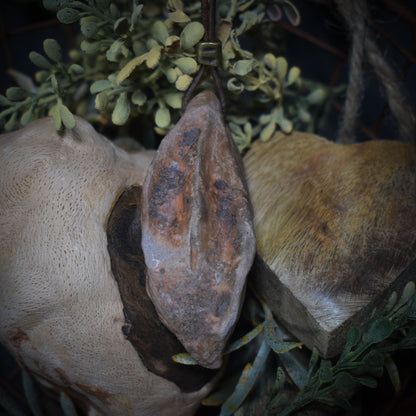 Handgefertigtes Yoni-Amulett aus traditionell gebranntem Ton – Einzigartige Rauchbrandkunst für dein Wohlbefinden