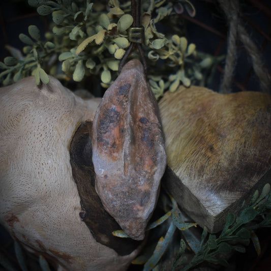 Handgefertigtes Yoni-Amulett aus traditionell gebranntem Ton – Einzigartige Rauchbrandkunst für dein Wohlbefinden