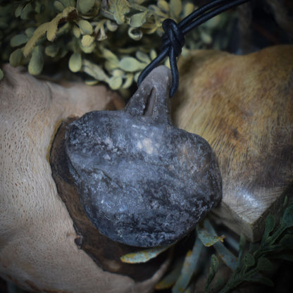 Einzigartiger Glücksbringer Talisman aus Rauchbrand-Ton – Handgefertigtes Amulett aus der mystischen Welt von Avalon