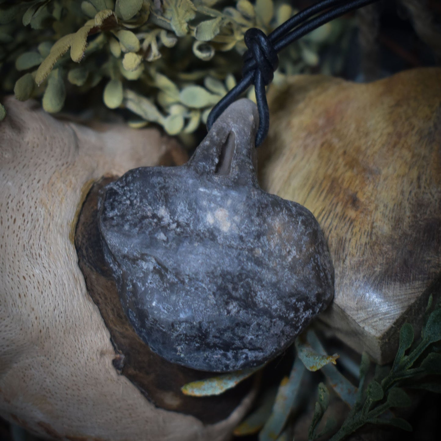 Einzigartiger Glücksbringer Talisman aus Rauchbrand-Ton – Handgefertigtes Amulett aus der mystischen Welt von Avalon