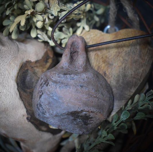 Einzigartiger Glücksbringer Talisman aus Rauchbrand-Ton – Handgefertigtes Amulett aus der mystischen Welt von Avalon