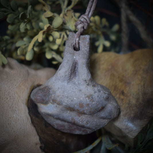 Einzigartiger Glücksbringer Talisman aus Rauchbrand-Ton – Handgefertigtes Amulett aus der mystischen Welt von Avalon