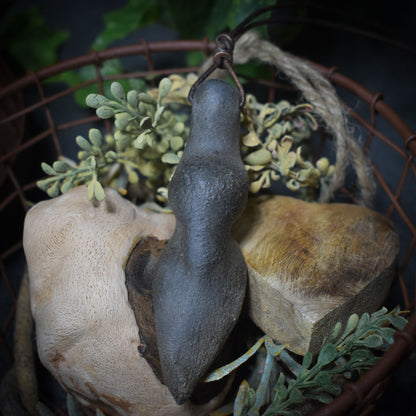 Einzigartiges handgefertigtes Amulett aus Rauchbrand-Ton – Spiritueller Glücksbringer und Fruchtbarkeitsgöttin Anhänger