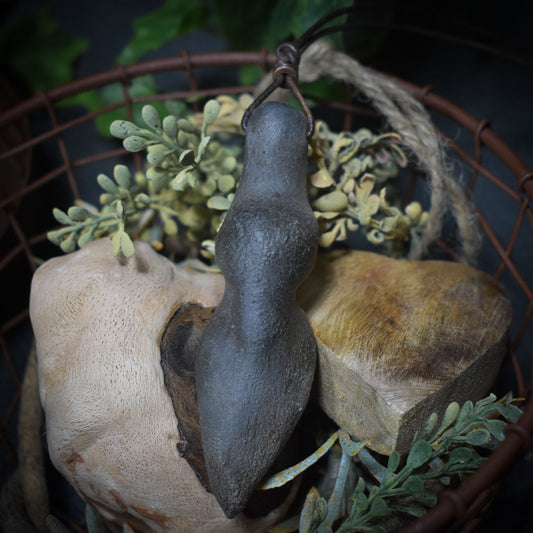 Einzigartiges handgefertigtes Amulett aus Rauchbrand-Ton – Spiritueller Glücksbringer und Fruchtbarkeitsgöttin Anhänger