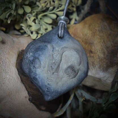 Symbol der Weiblichkeit - Einzigartiges handgefertigtes Amulett aus Ton – mit Leder- oder Baumwollband