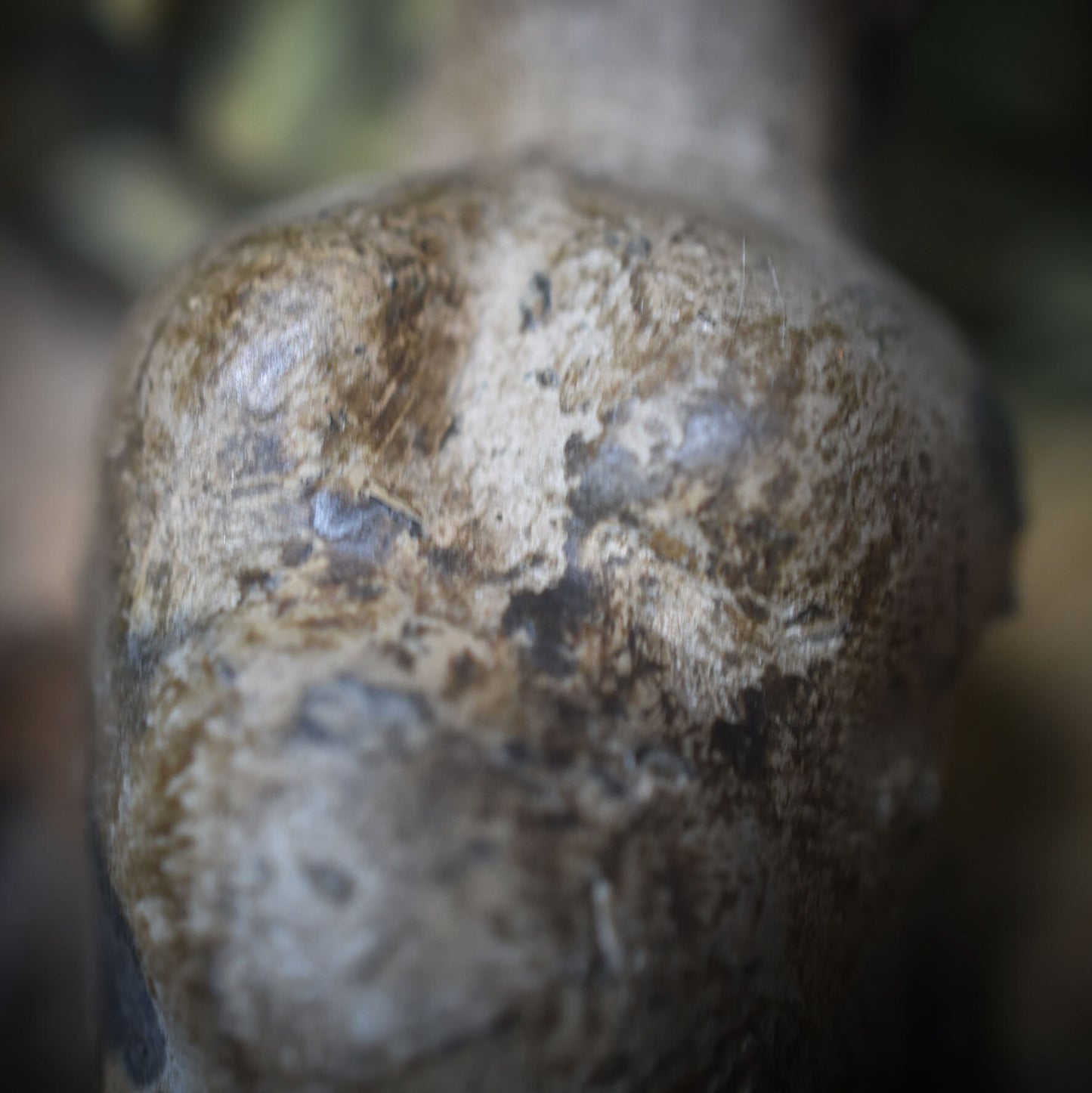 Einzigartiges handgefertigtes Amulett aus Rauchbrand-Ton – Spiritueller Glücksbringer und Fruchtbarkeitsgöttin Anhänger