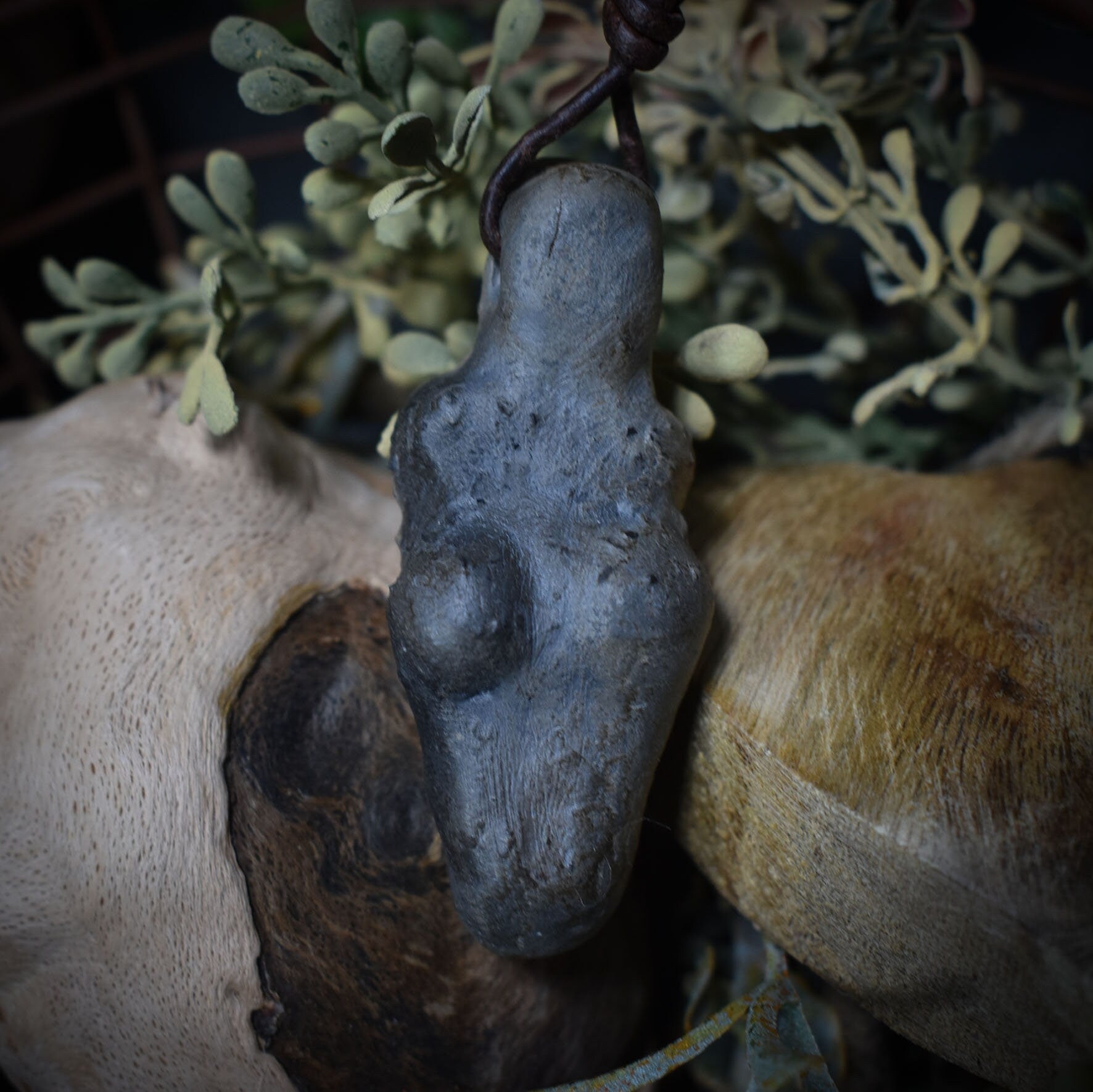 Einzigartiges handgefertigtes Amulett aus Rauchbrand-Ton – Spiritueller Glücksbringer und Fruchtbarkeitsgöttin Anhänger