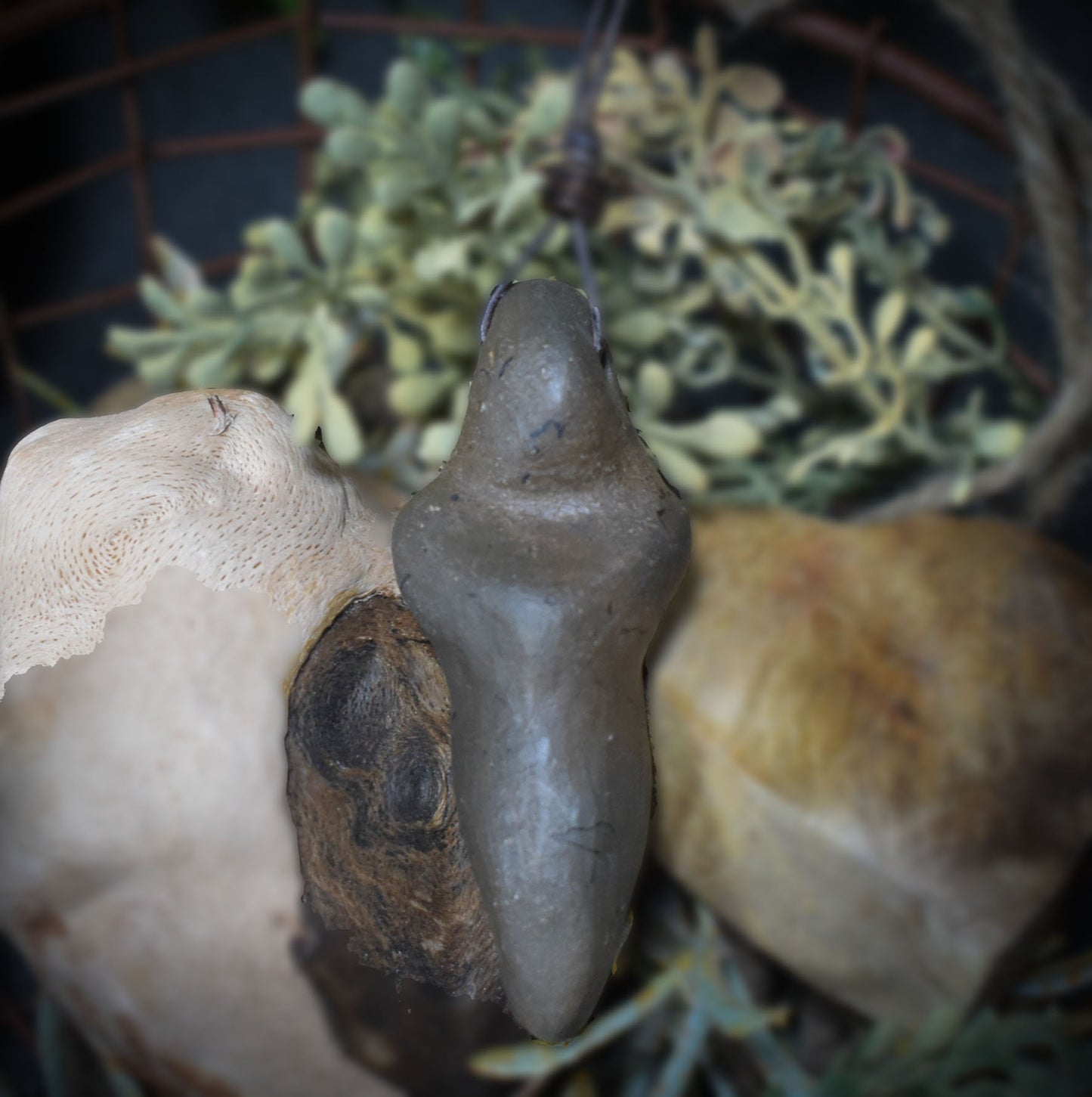 Einzigartiges handgefertigtes Amulett aus Rauchbrand-Ton – Spiritueller Glücksbringer und Fruchtbarkeitsgöttin Anhänger