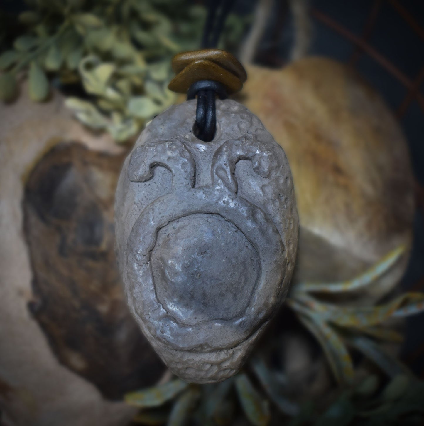 Handgemachte Rauchbrandkunst | Traditionell gebranntes Ton-Amulett als Glücksbringer Schmuck für Ostara mit Leder- oder Baumwollband