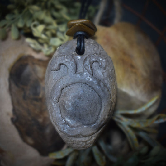 Handgemachte Rauchbrandkunst | Traditionell gebranntes Ton-Amulett als Glücksbringer Schmuck für Ostara mit Leder- oder Baumwollband