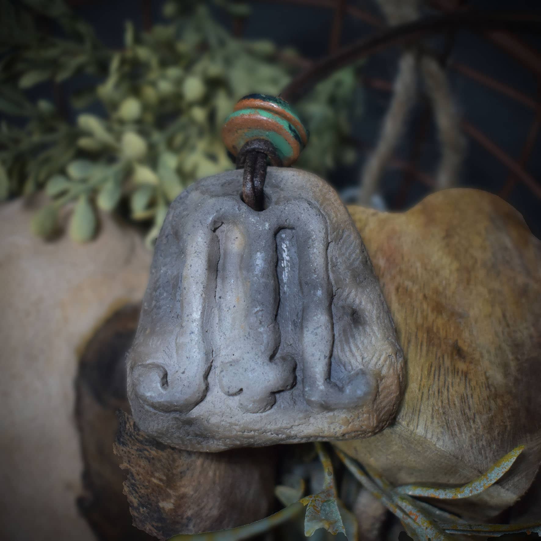 Einzigartiges handgefertigtes Amulett Mabon aus traditionell gebranntem Ton - Dein persönlicher Glücksbringer mit Leder- oder Baumwollband