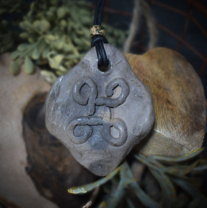 Einzigartiges handgefertigtes Amulett mit keltischem Flechtmuster aus traditionell gebranntem Ton - Dein persönlicher Glücksbringer