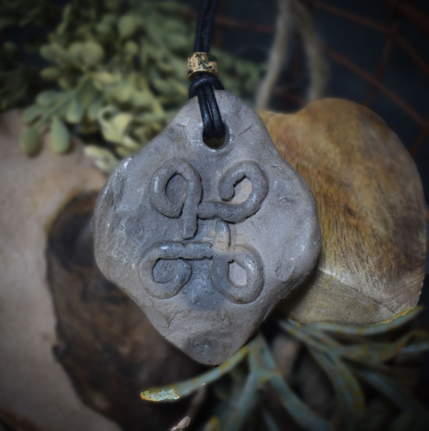 Einzigartiges handgefertigtes Amulett mit keltischem Flechtmuster aus traditionell gebranntem Ton - Dein persönlicher Glücksbringer