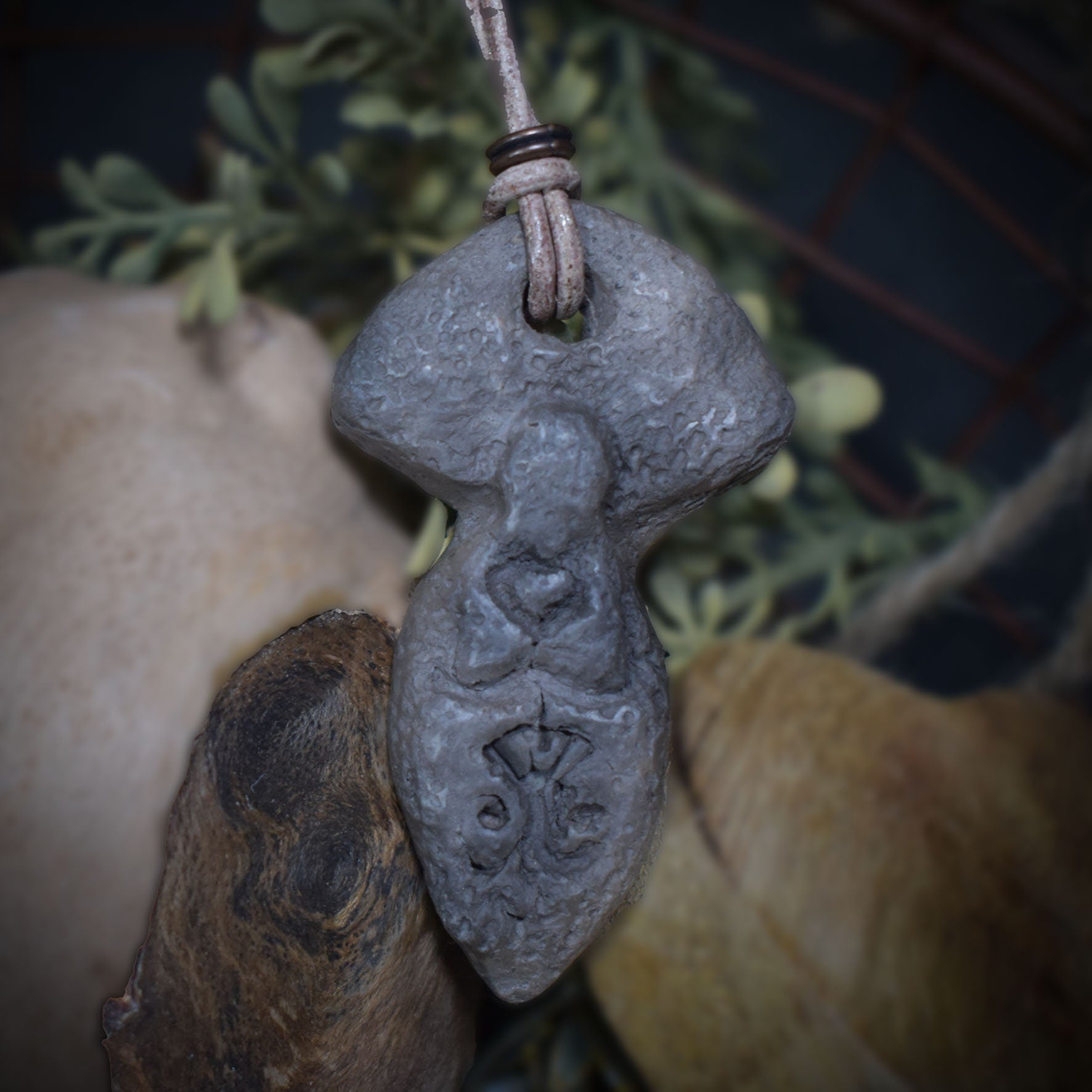Einzigartiger Rauchbrand Amulett Talisman - Göttin der Träume mit einem Leder- oder Baumwollband