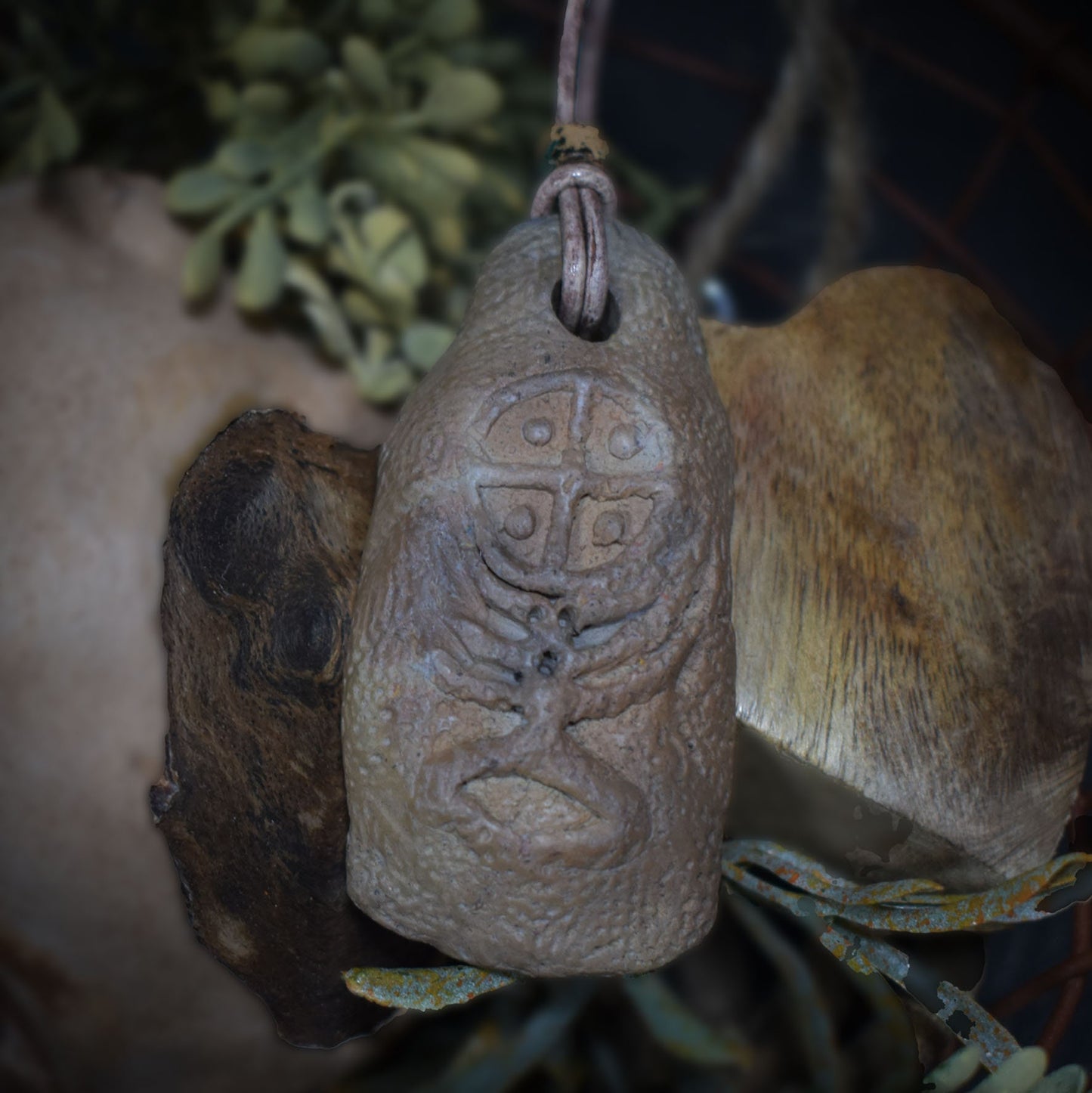 Handgefertigtes Amulett - nordisches Sonnenrad - Traditioneller Ton-Talisman für Glück & Wohlstand - mit Leder- oder Baumwollband