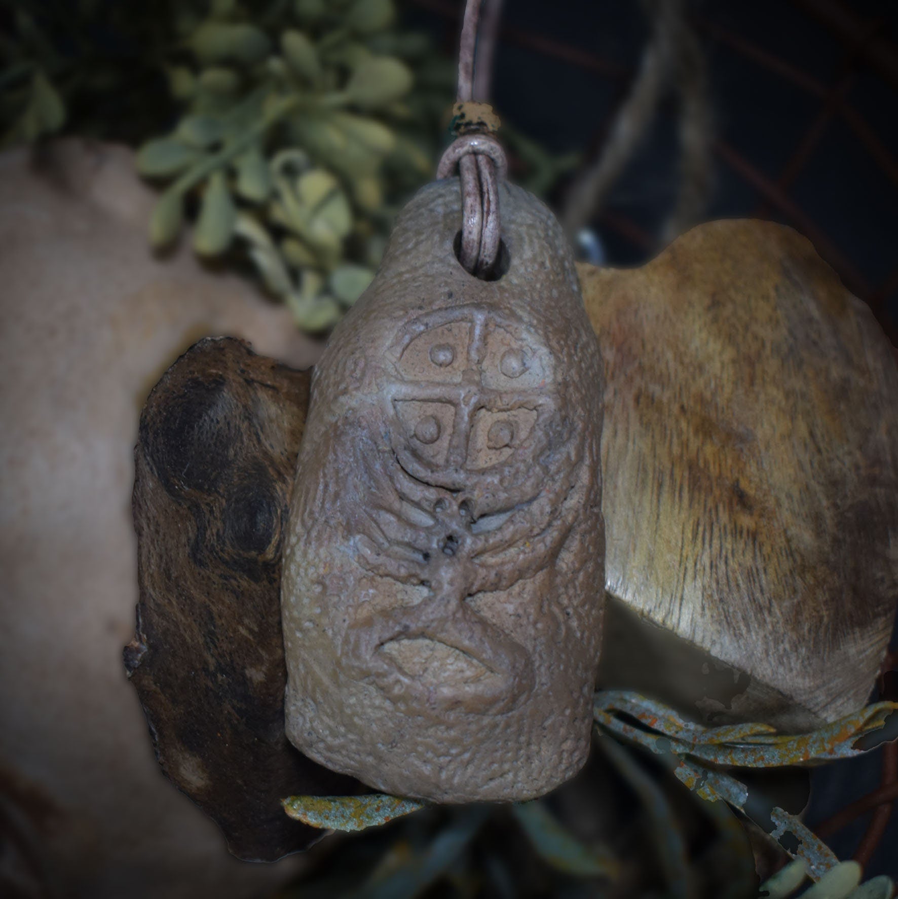 Handgefertigtes Amulett - nordisches Sonnenrad - Traditioneller Ton-Talisman für Glück & Wohlstand - mit Leder- oder Baumwollband