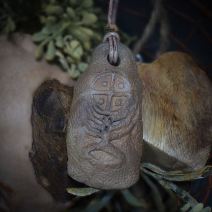 Handgefertigtes Amulett - nordisches Sonnenrad - Traditioneller Ton-Talisman für Glück & Wohlstand - mit Leder- oder Baumwollband