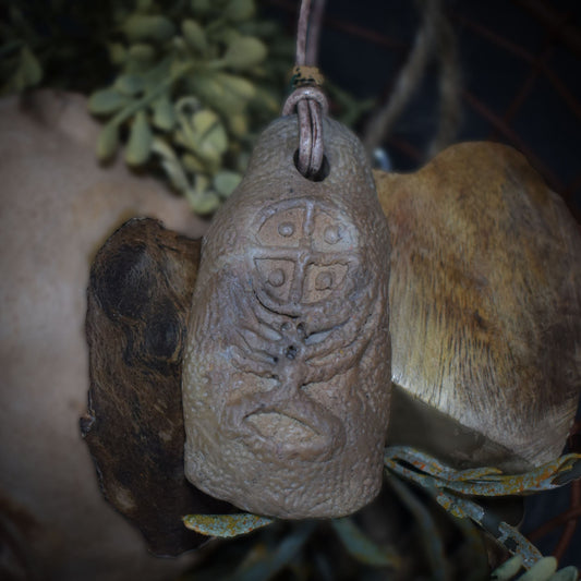 Handgefertigtes Amulett - nordisches Sonnenrad - Traditioneller Ton-Talisman für Glück & Wohlstand - mit Leder- oder Baumwollband