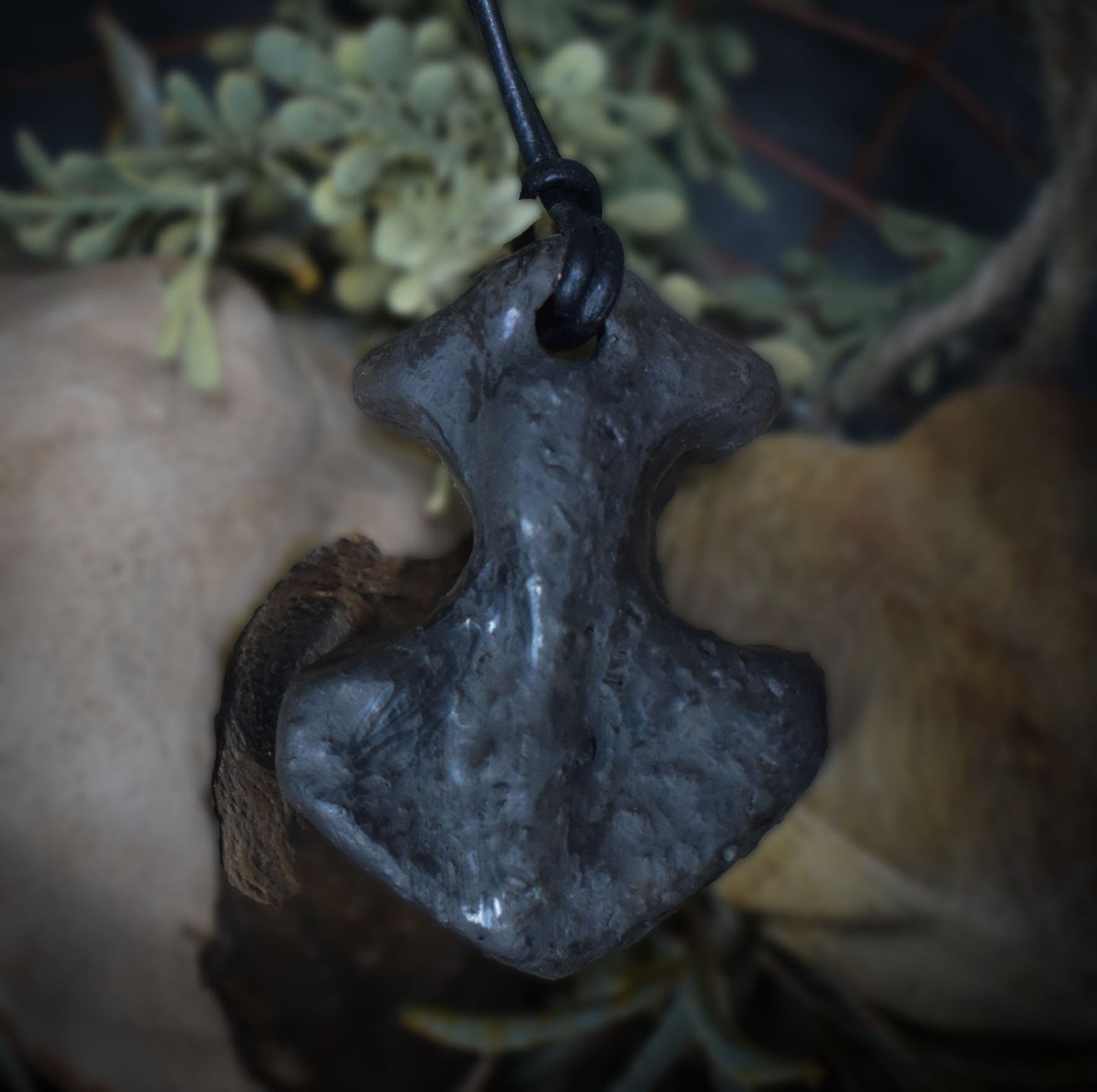 Thors Hammer Mjölnir in Rauchbrandkunst - Einzigartiges Glücksbringer Amulett aus traditionell gebranntem Ton mit Leder- oder Baumwollband