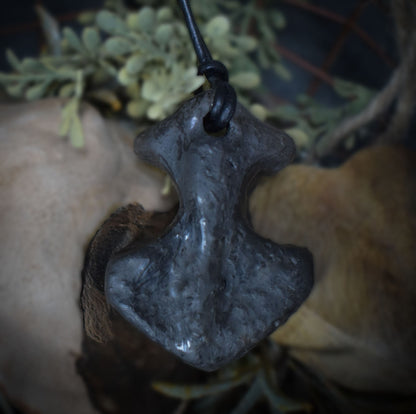 Thors Hammer Mjölnir in Rauchbrandkunst - Einzigartiges Glücksbringer Amulett aus traditionell gebranntem Ton mit Leder- oder Baumwollband