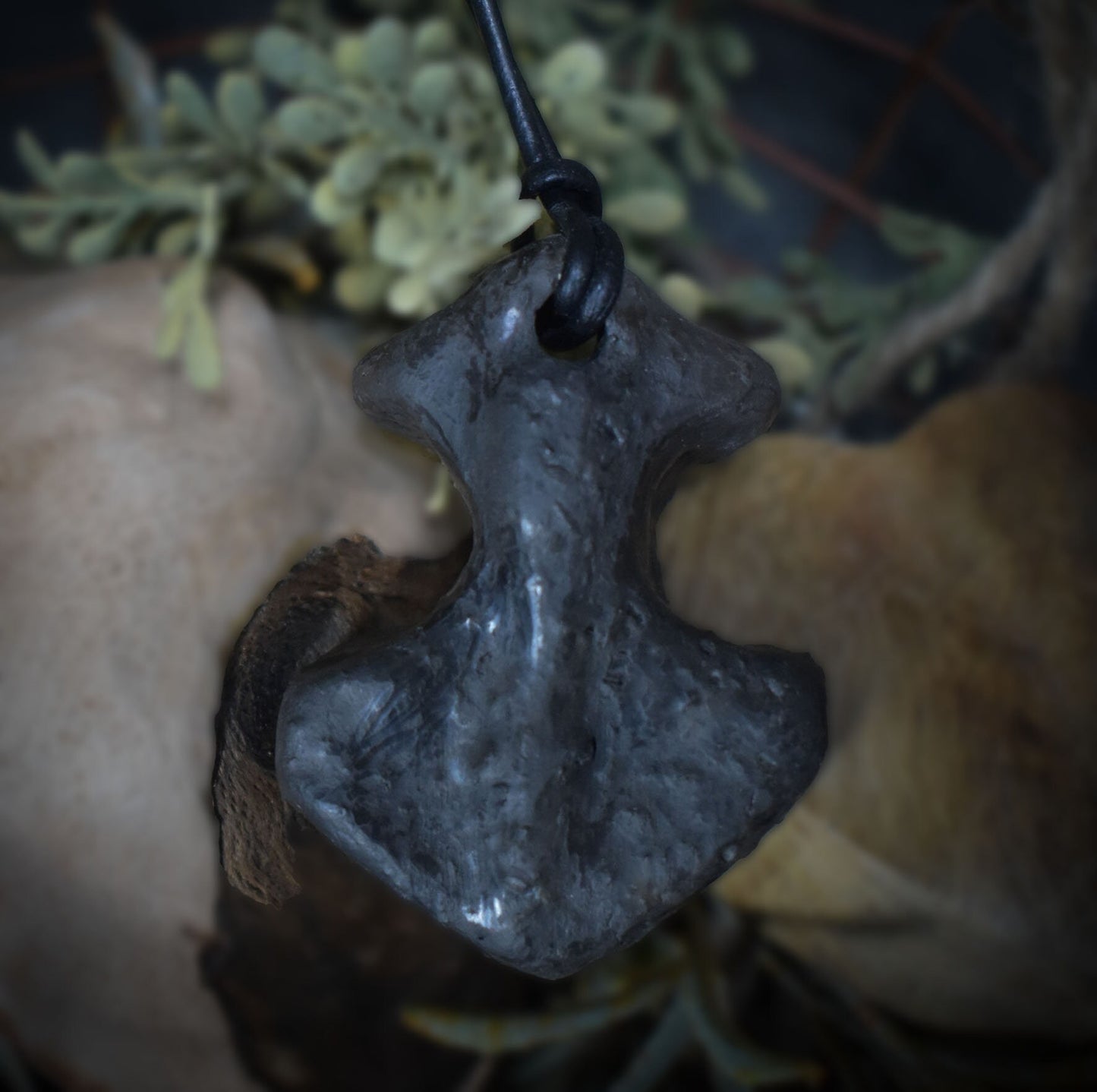 Thors Hammer Mjölnir in Rauchbrandkunst - Einzigartiges Glücksbringer Amulett aus traditionell gebranntem Ton mit Leder- oder Baumwollband