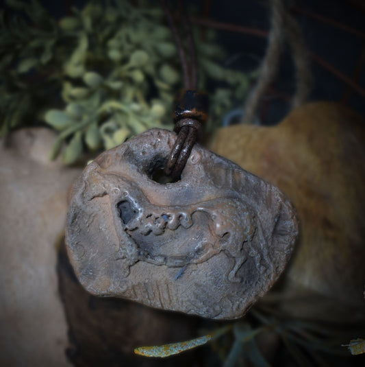 Rauchbrandkunst trifft auf Lascaux Magie - Einzigartiges handgefertigtes Amulett aus Ton – mit Leder- oder Baumwollband