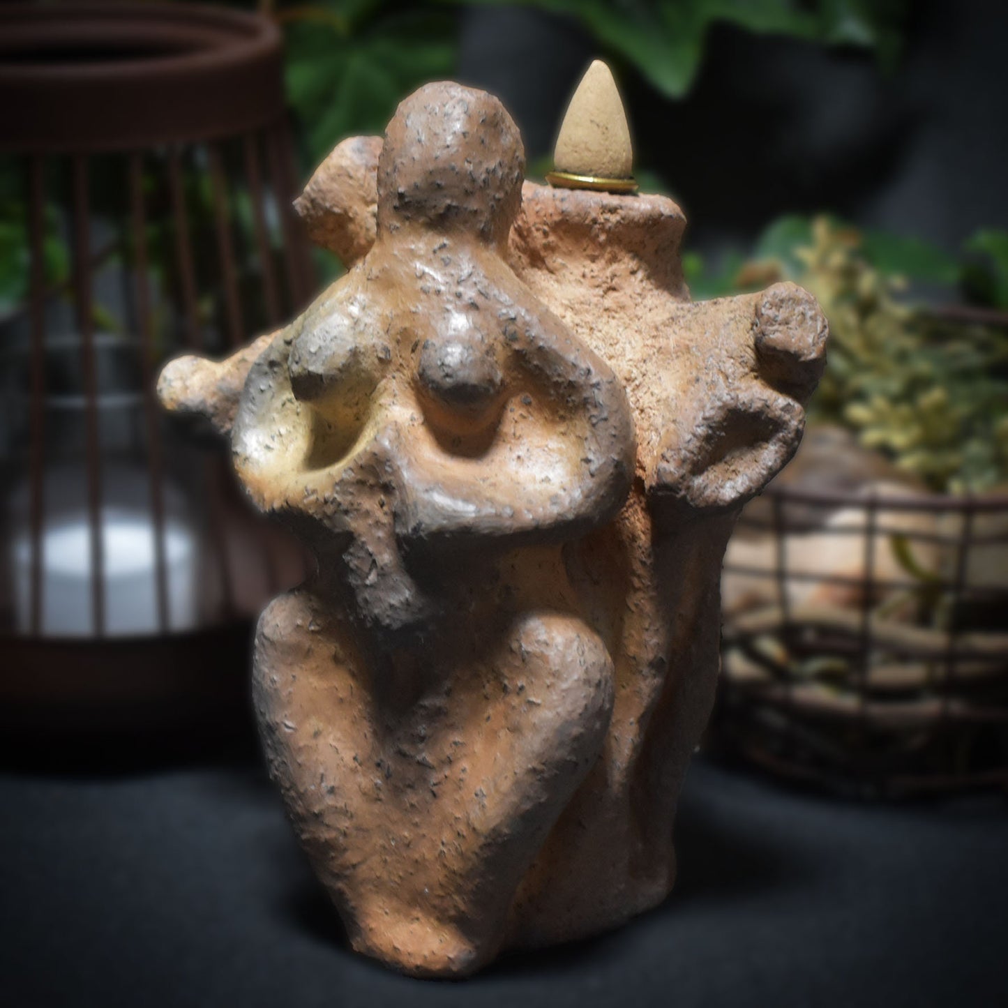 Mystische Baumgöttin Rückfluss Räucherkegelhalter aus Ton – Dekorative Naturgöttin Rauchbrand Töpferei