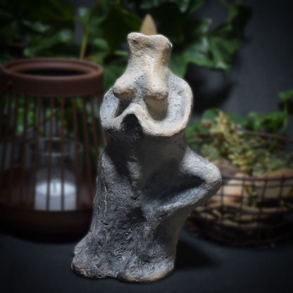 Vrikshasana Yoga Baum Stellung Rückfluss Räucherkegelhalter – Handgefertigte Ton Skulptur - im Rauchbrand vollendet