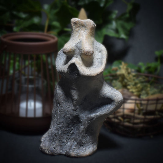 Vrikshasana Yoga Baum Stellung Rückfluss Räucherkegelhalter – Handgefertigte Ton Skulptur - im Rauchbrand vollendet