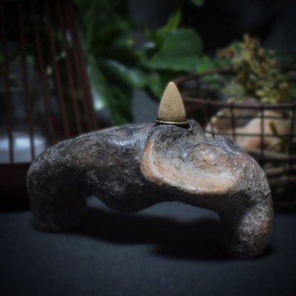 Rückfluss Räucherkegelhalter Yoga Brücke Setu Bandhasana Statue aus Ton - Geschenk für Yogis - im Rauchbrand gefärbt