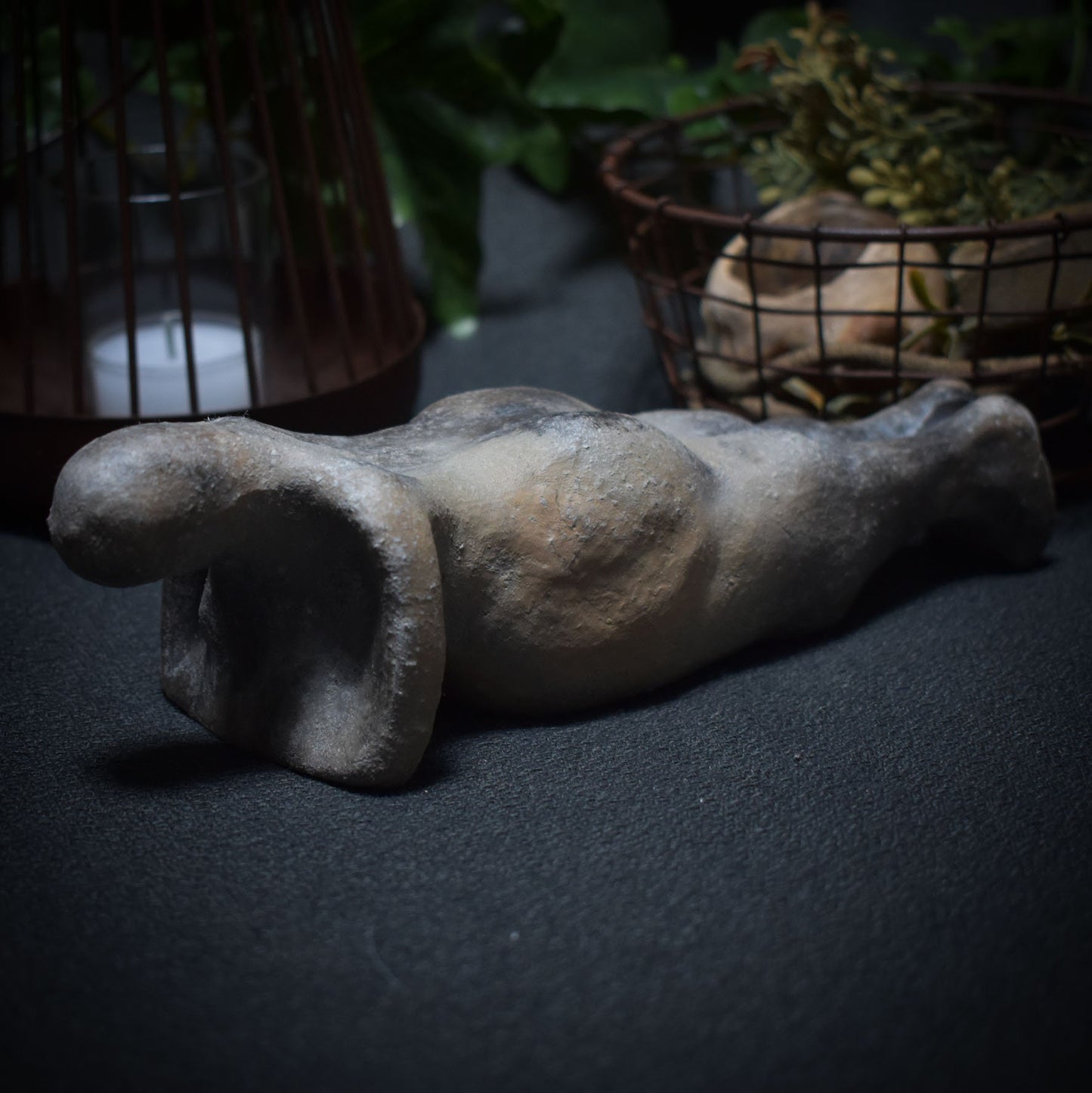 Einzigartige liegende Skulptur aus Ton gefertigt und im Rauchbrand vollendet - ideales Geschenk für entspanntes Wohnambiente