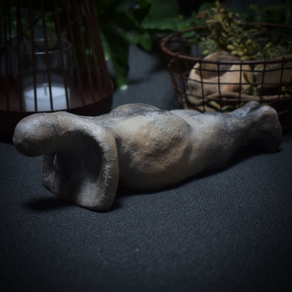 Einzigartige liegende Skulptur aus Ton gefertigt und im Rauchbrand vollendet - ideales Geschenk für entspanntes Wohnambiente