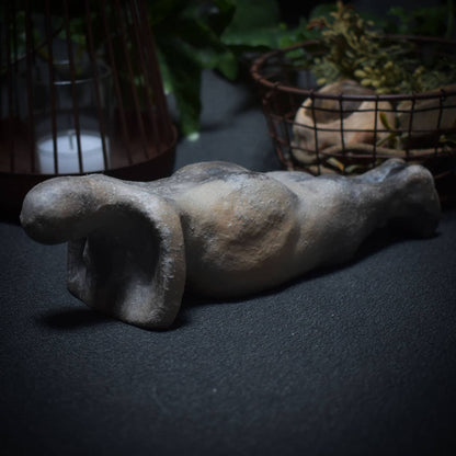 Einzigartige liegende Skulptur aus Ton gefertigt und im Rauchbrand vollendet - ideales Geschenk für entspanntes Wohnambiente