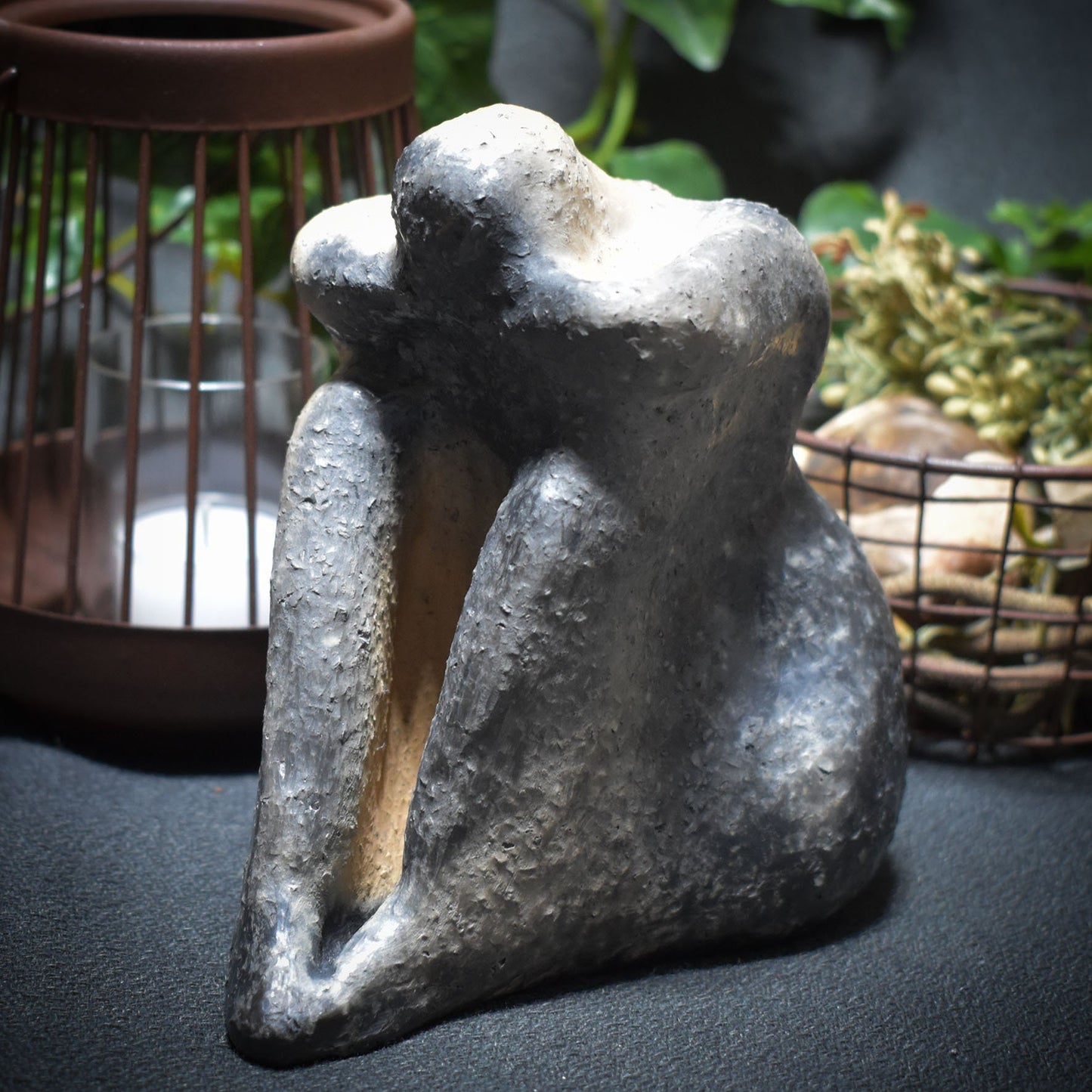 Handgefertigte prähistorisch inspirierte Skulptur - Spirituelle Dekoration aus Ton im Rauchbrand vollendet - individuelles Wohnambiente