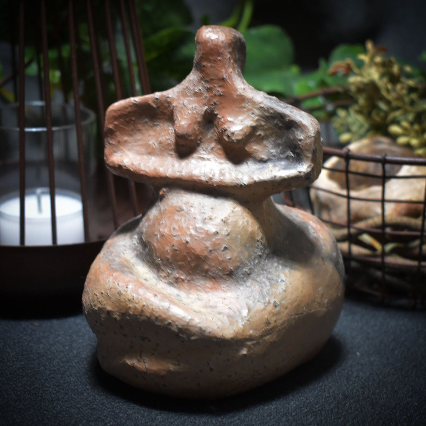 Handgefertigte Venus Statue aus Ton – im Rauchbrand veredelt stehend für Matriarchat & Fruchtbarkeit ideal als Geschenk für werdende Eltern