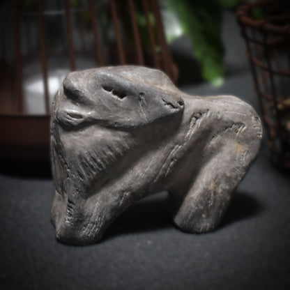 Prähistorisch inspirierte Bison Skulptur– Höhlenmalerei Replik aus Naturton und im Rauchbrand geboren