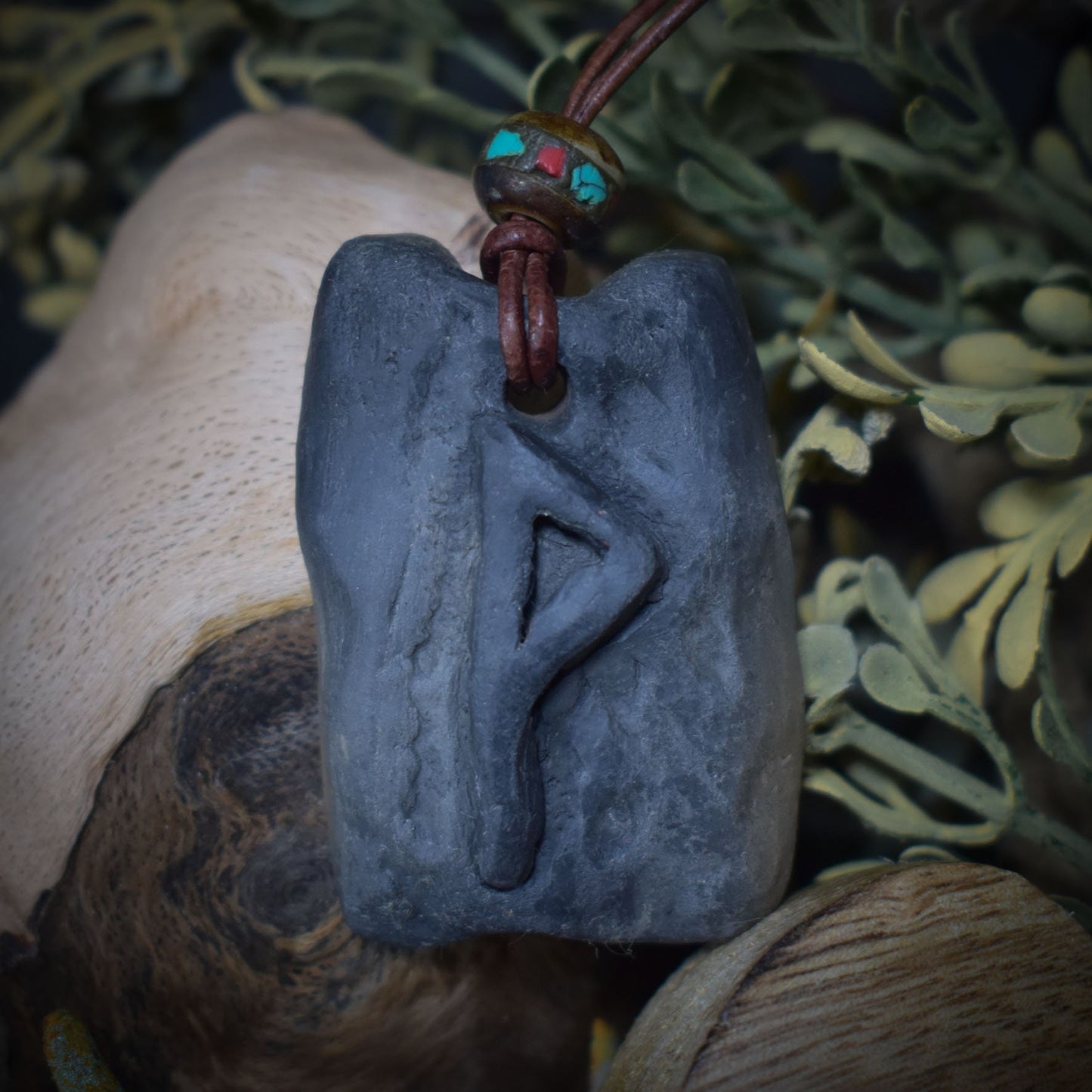 Handgefertigtes Futhark Rune Wunjo Amulett aus traditionell gebranntem Ton - Verstellbares Lederband mit Perle - Einzigartiger Schmuck