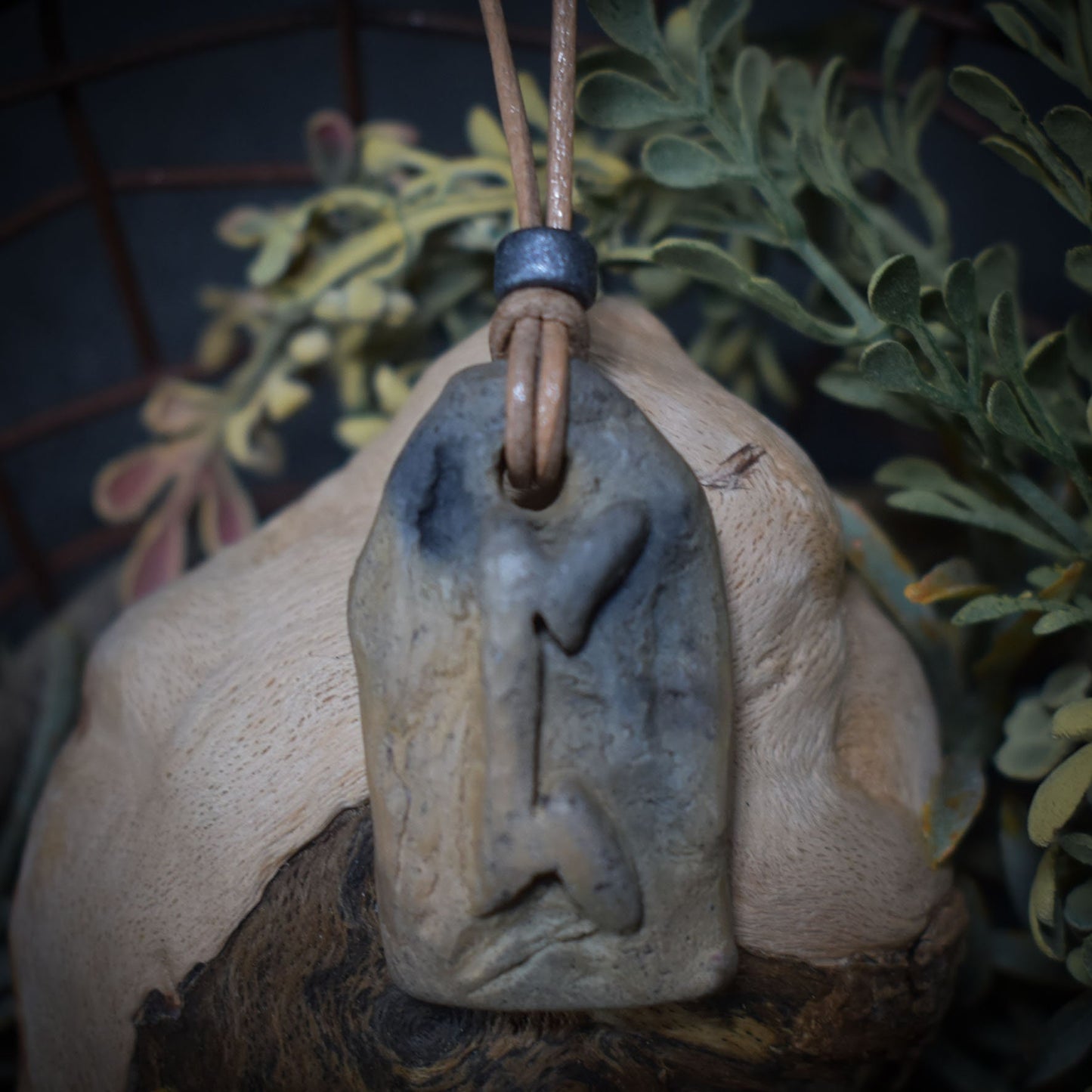 Handgefertigtes Futhark Rune Pertho Amulett aus traditionell gebranntem Ton - Verstellbares Lederband mit Perle - Einzigartiger Schmuck