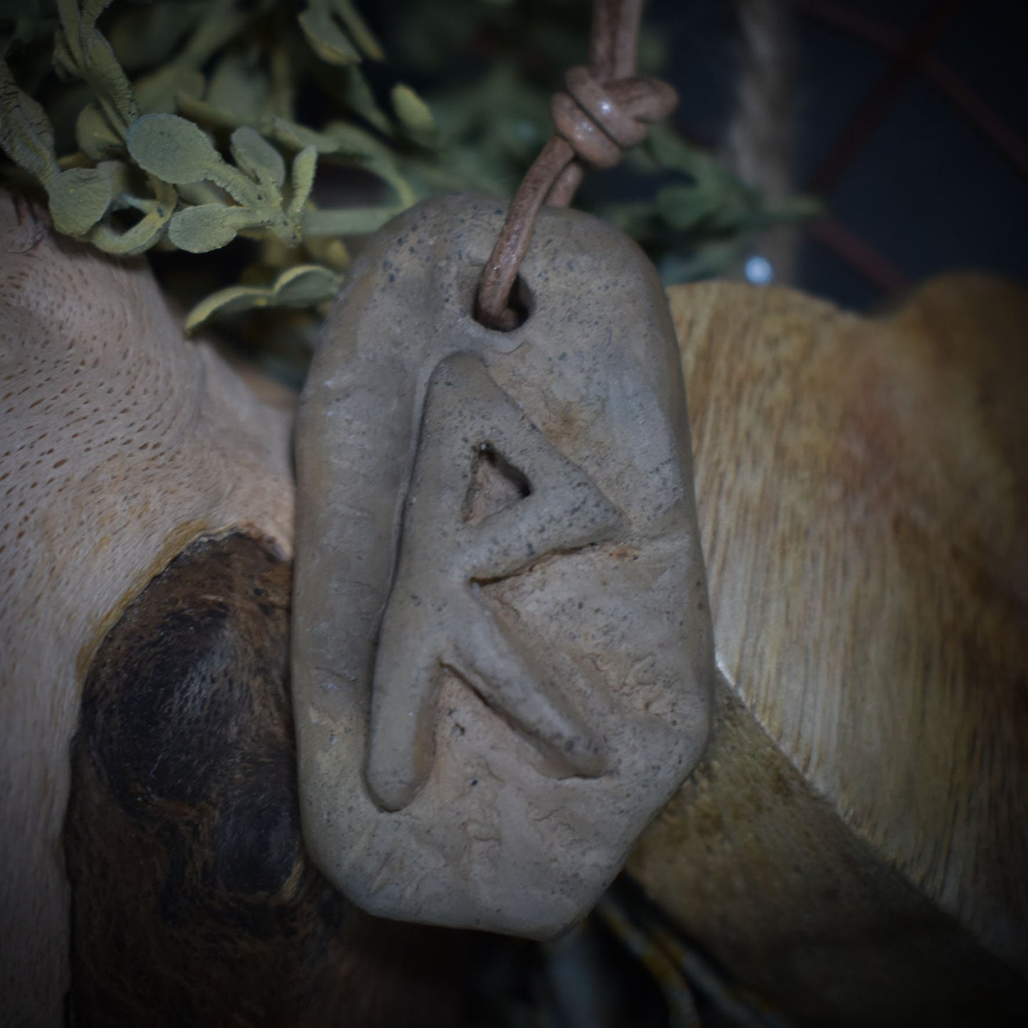 Handgefertigtes Futhark Rune Raidho Amulett aus traditionell gebranntem Ton - Verstellbares Lederband - Einzigartiger Schmuck