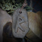 Handgefertigtes Futhark Rune Raidho Amulett aus traditionell gebranntem Ton - Verstellbares Lederband - Einzigartiger Schmuck