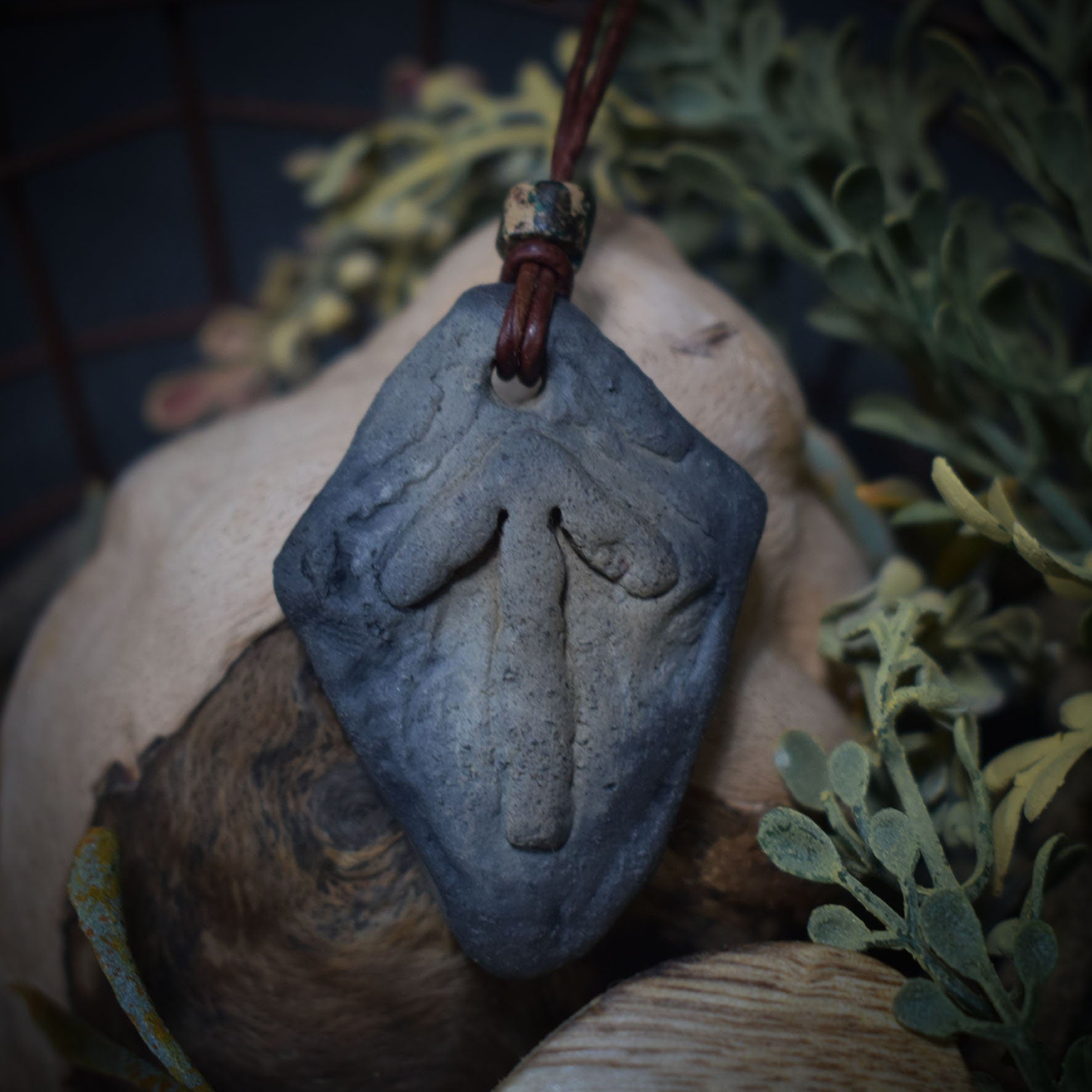 Handgefertigtes Futhark Rune Tiwaz Amulett aus traditionell gebranntem Ton - Verstellbares Lederband mit Perle - Einzigartiger Schmuck