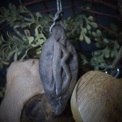 Handgefertigtes Futhark Rune Berkana Amulett aus traditionell gebranntem Ton - Verstellbares Lederband - Einzigartiger Schmuck