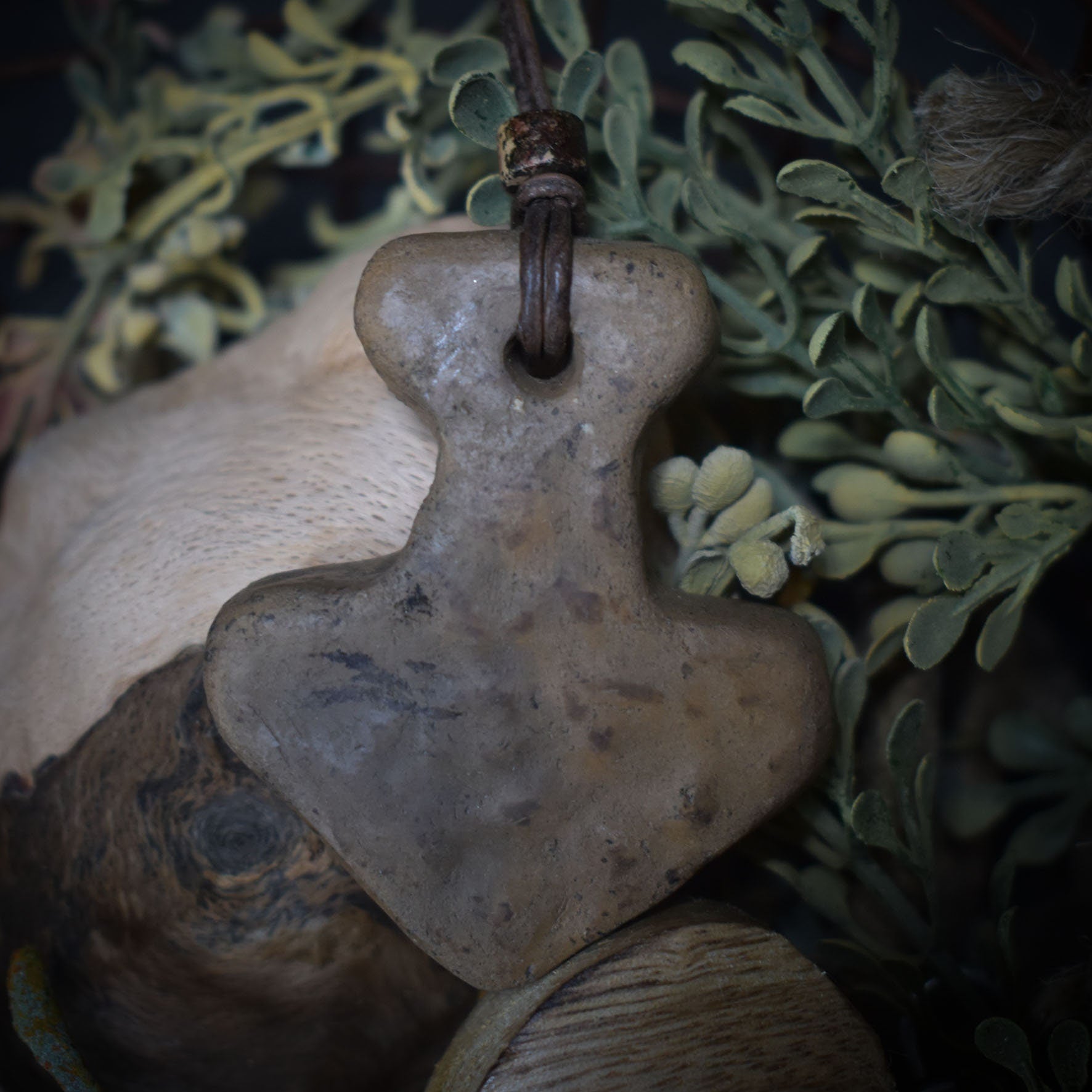 Thors Hammer Mjölnir in Rauchbrandkunst - Einzigartiges Glücksbringer Amulett aus traditionell gebranntem Ton mit Leder- oder Baumwollband