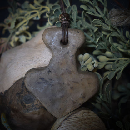 Thors Hammer Mjölnir in Rauchbrandkunst - Einzigartiges Glücksbringer Amulett aus traditionell gebranntem Ton mit Leder- oder Baumwollband