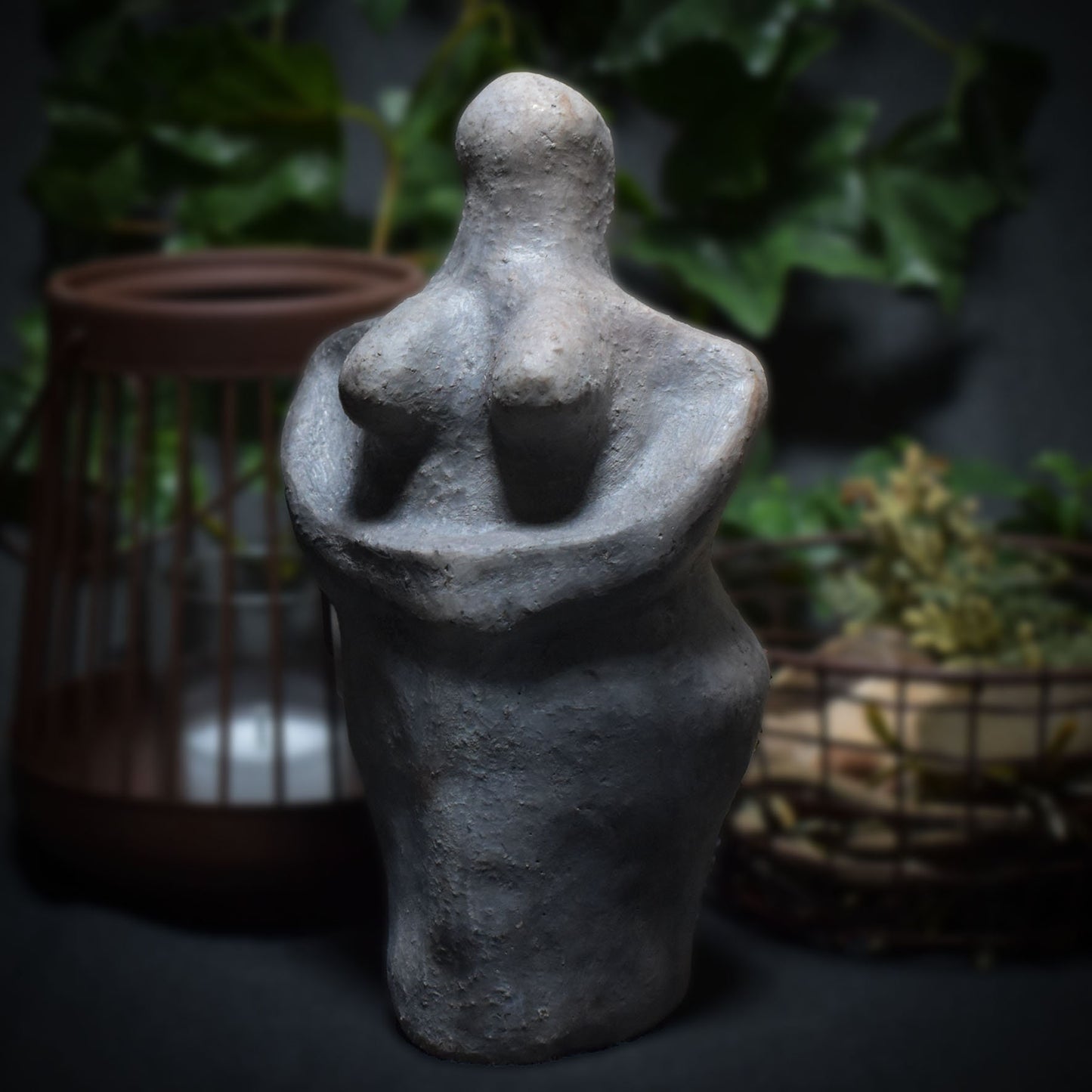 Aus Ton erstellte Venus Figurine im Rauchbrand veredelt – Symbol der Fruchtbarkeit, spirituelles Geschenk Matriarchale Kunst